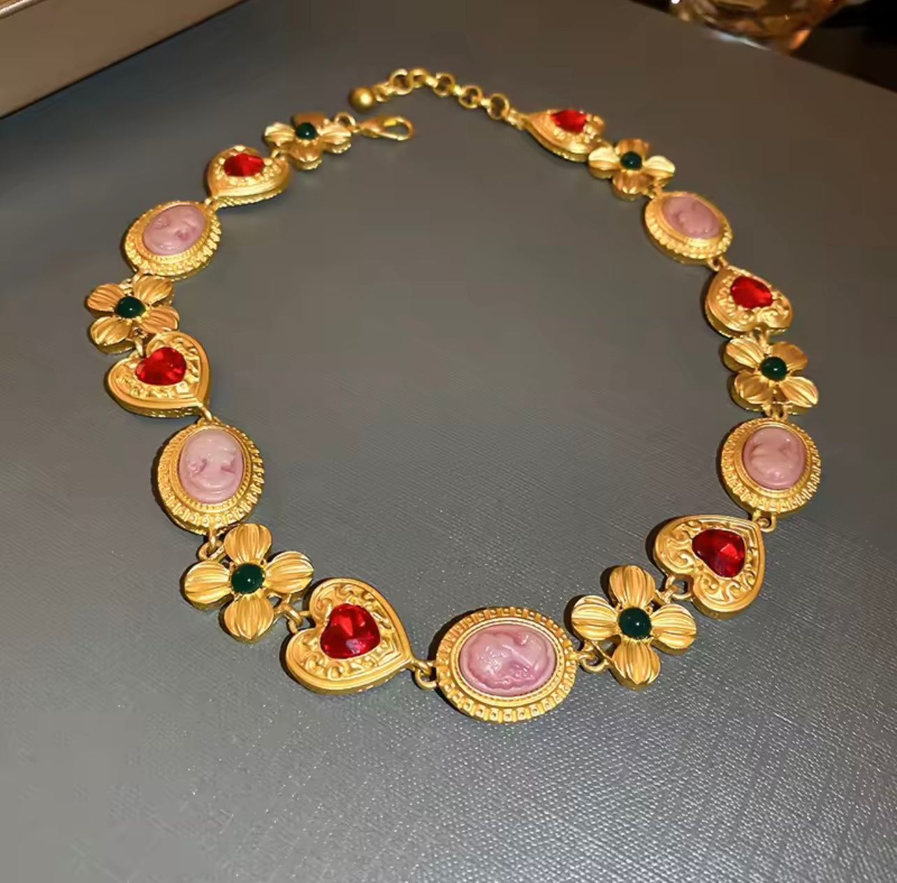 Dahlia retro chocker